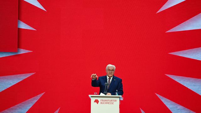 Bundespräsident Frank-Walter Steinmeier spricht während der Eröffnung der Frankfurter Buchmesse im Saal des Congress Center. Gastland der weltgrößten Bücherschau ist in diesem Jahr Spanien.