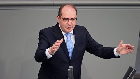 Alexander Dobrindt (CSU), Bundesinnenminister, spricht im Bundestag bei der Fortsetzung der Haushaltsberatungen. 