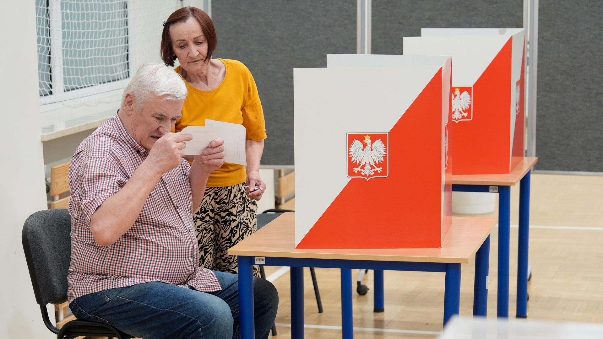 Wähler geben in der Hauptstadt Warschau ihre Stimme ab bei der Stichwahl um das Präsidentenamt in Polen . Wähler geben in der Hauptstadt Warschau ihre Stimme ab bei der Stichwahl um das Präsidentenamt in Polen .