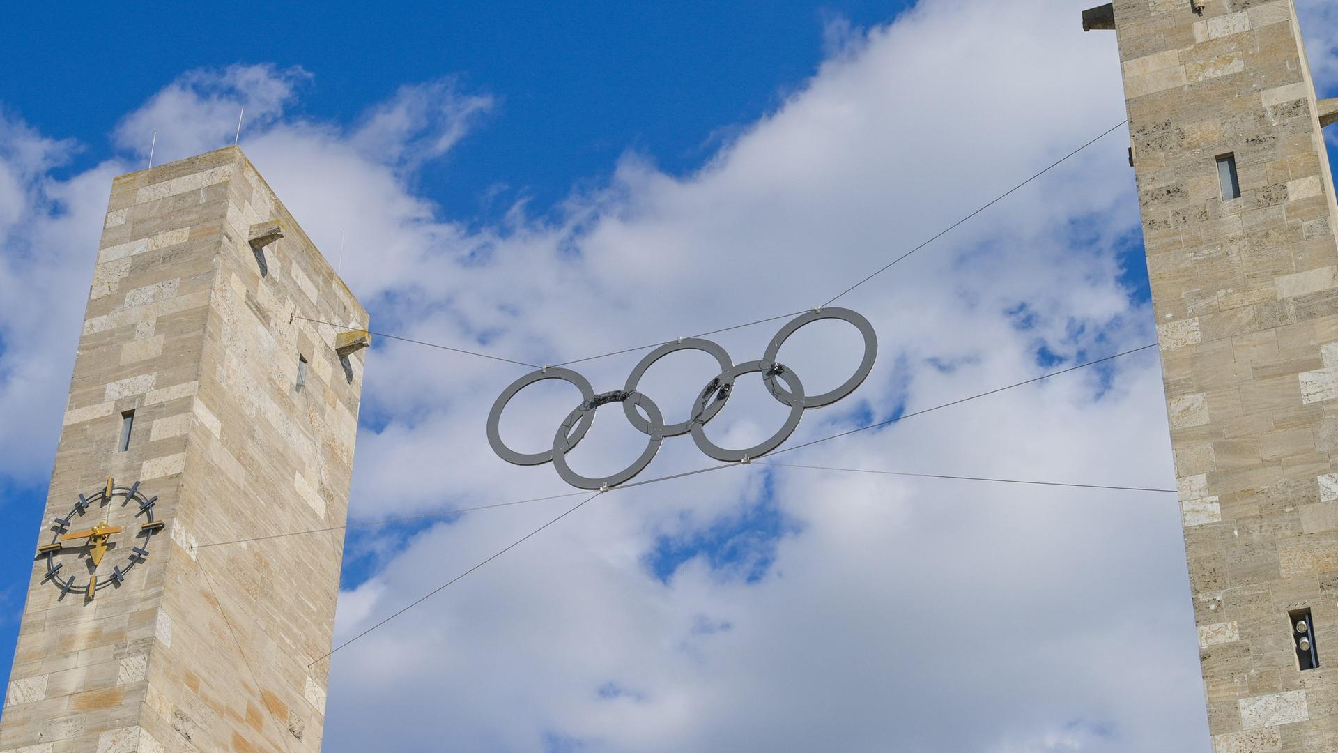 Die Olympischen Ringe hängen über dem Tor des Olympia-Stadions in Berlin.