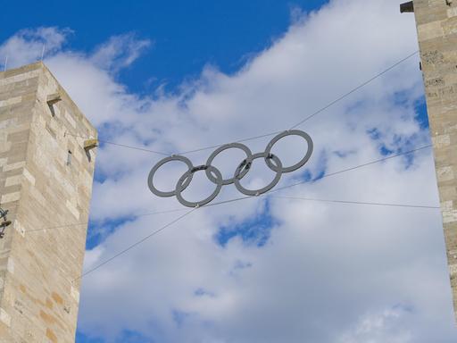Die Olympischen Ringe hängen über dem Tor des Olympia-Stadions in Berlin.