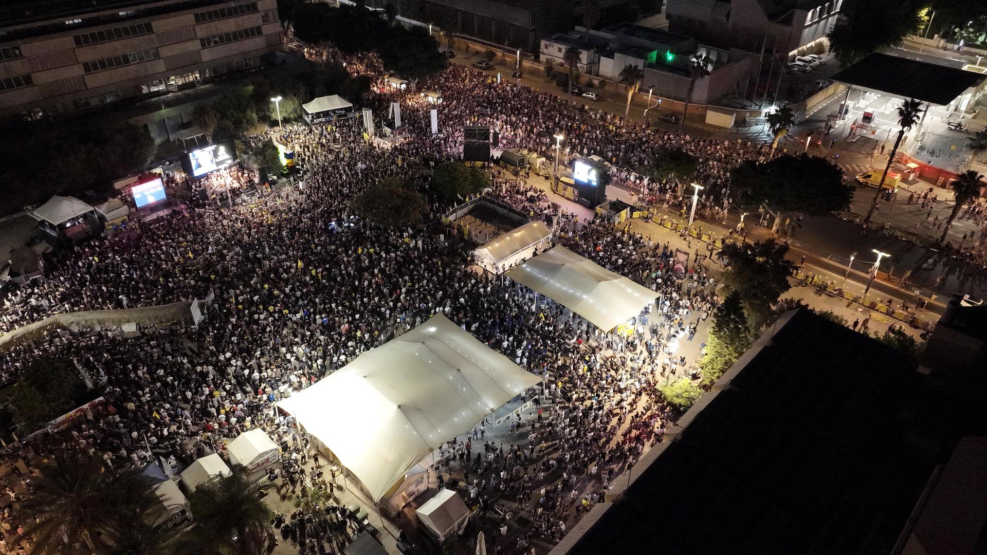 Luftbild von der Demonstration in Tel Aviv für ein Ende der Angriffe auf Gaza und für die Freilassung der Geiseln. Luftbild von der Demonstration in Tel Aviv für ein Ende der Angriffe auf Gaza und für die Freilassung der Geiseln.