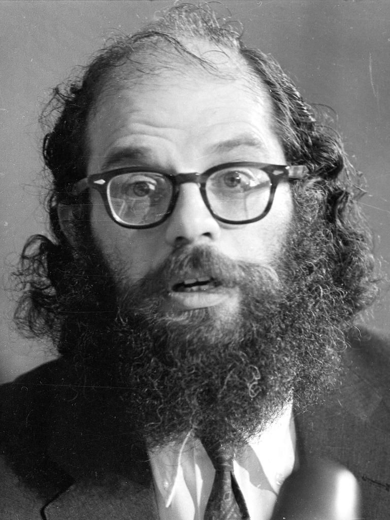 Allen Ginsberg deklamiert vor einem Mikrofon.