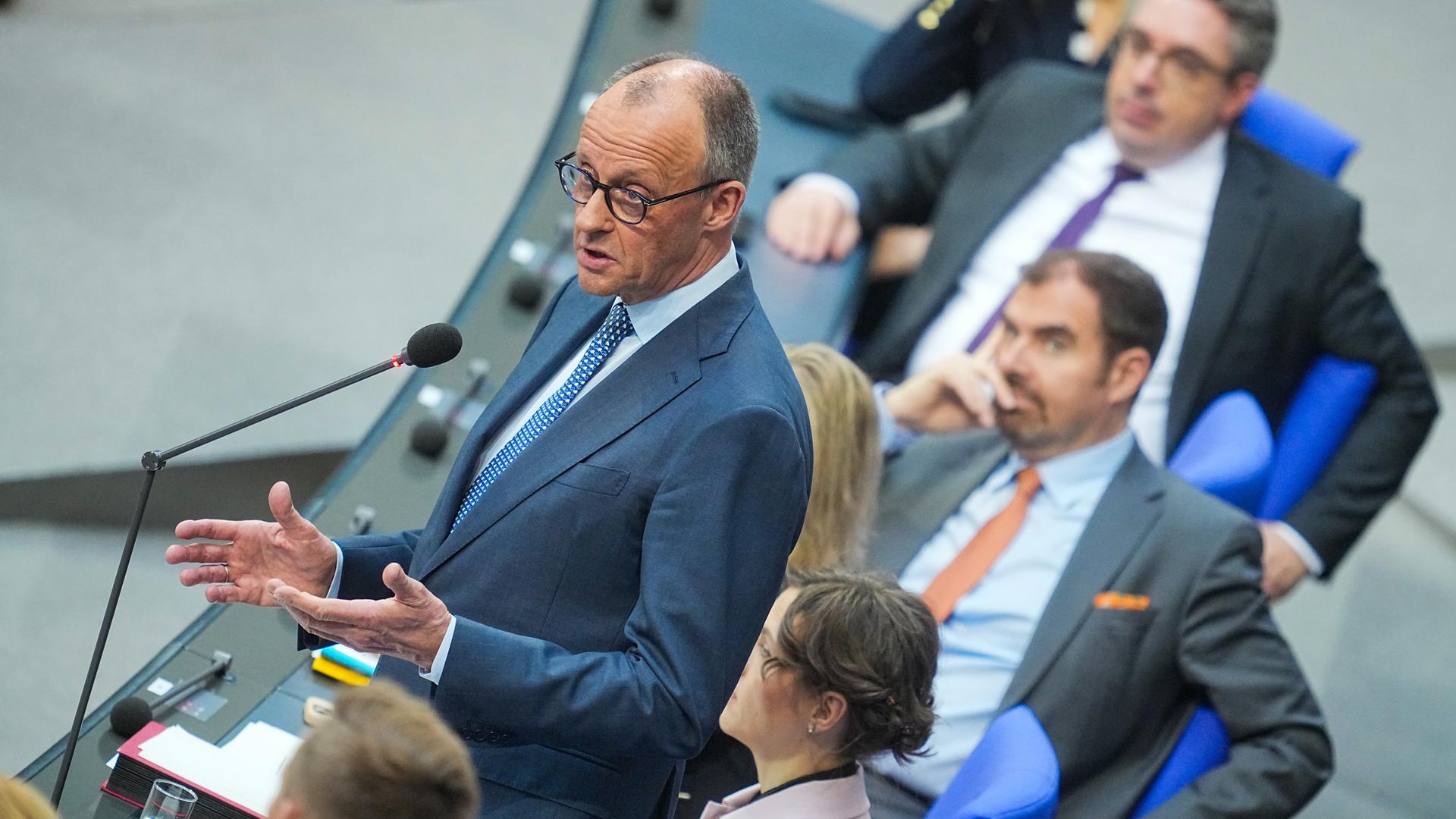 Bundeskanzler Friedrich Merz (CDU) spricht bei der Regierungsbefragung im Plenum des Bundestags. Bundeskanzler Friedrich Merz (CDU) spricht bei der Regierungsbefragung im Plenum des Bundestags.