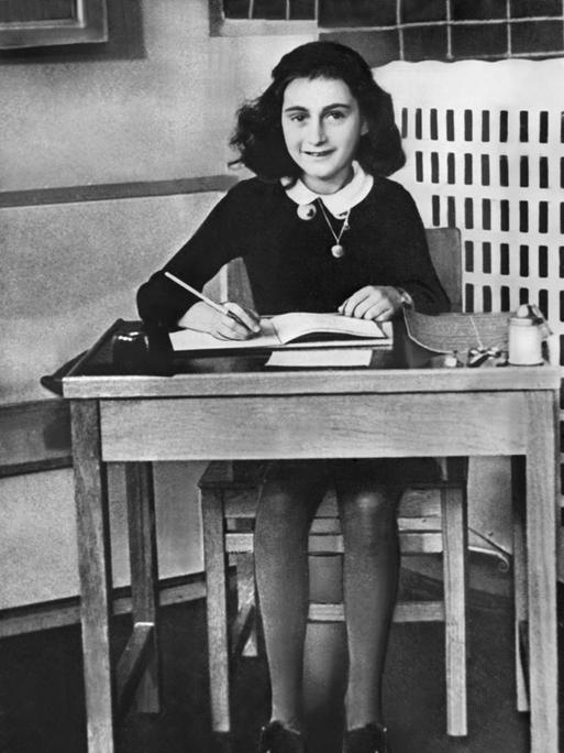 Anne Frank schreibt im Haus von Victor Kugler ihr Tagebuch.