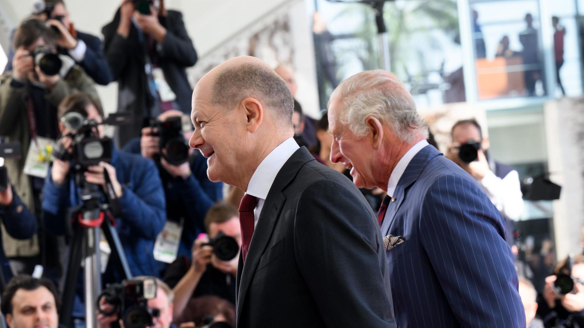 Berlin: Bundeskanzler Olaf Scholz begrüßt König Charles III. am zweiten Tag seines Deutschlandbesuchs vor dem Bundeskanzleramt zu einem Gespräch. Berlin: Bundeskanzler Olaf Scholz begrüßt König Charles III. am zweiten Tag seines Deutschlandbesuchs vor dem Bundeskanzleramt zu einem Gespräch.