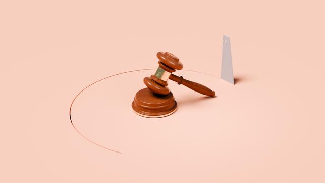 Ein Gerichtshammer für die Beschließung von Urteilen wird ausgesägt und droht, runter zu fallen.