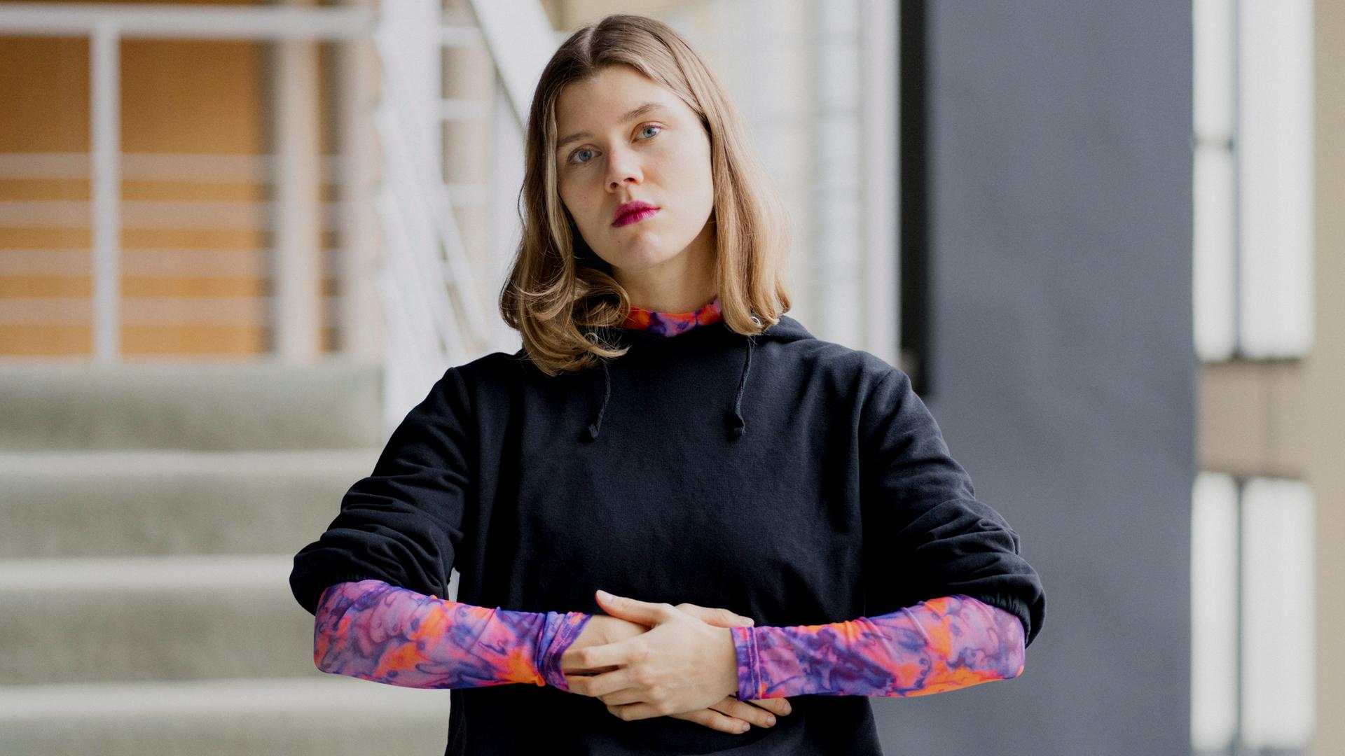 Porträt der Schriftstellerin und Theaterautorin Elisabeth Pape. Im Oktober 2025 erscheint ihr Debütroman "Halbe Portion" im Suhrkamp Verlag. 