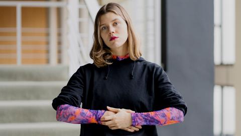 Porträt der Schriftstellerin und Theaterautorin Elisabeth Pape. Im Oktober 2025 erscheint ihr Debütroman "Halbe Portion" im Suhrkamp Verlag. 