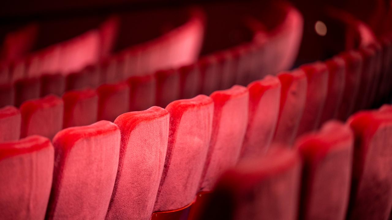 Blick auf rote Kinosessel