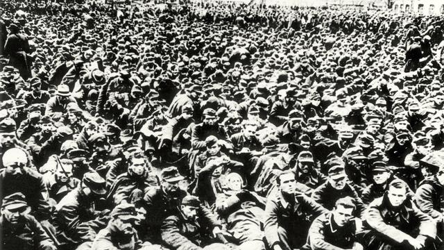 Kriegsgefangene Deutsche im Internierungslager gegen Kriegsende 1945