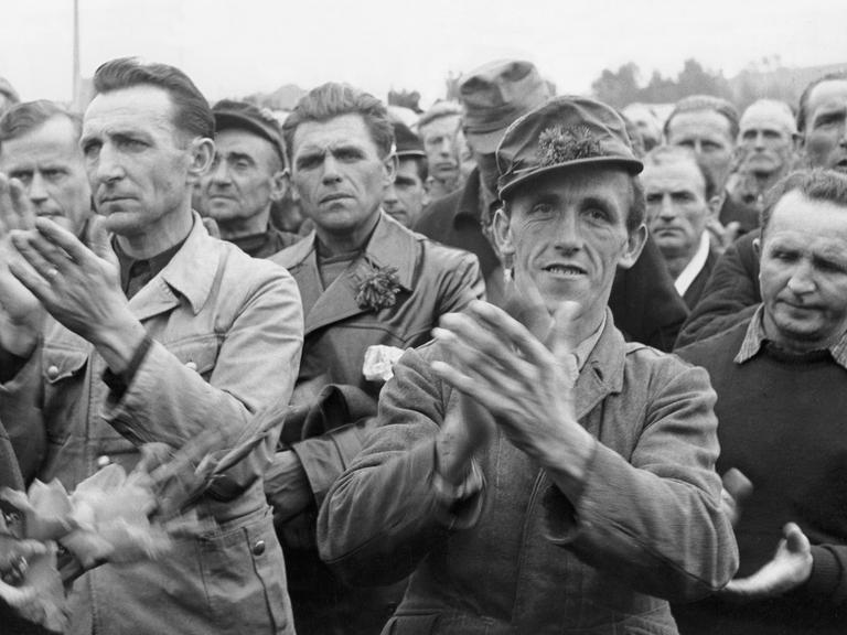 Rückkehr der letzten deutschen Kriegsgefangenen - Heimkehrer bei ihrer Ankunft im Lager Friedland am 9. Oktober 1955  