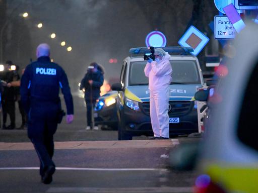 Einsatzkräfte der Polizei und Spurensicherung sind am Abend an einem Bahnübergang am Bahnhof Brokstedt im Einsatz.
