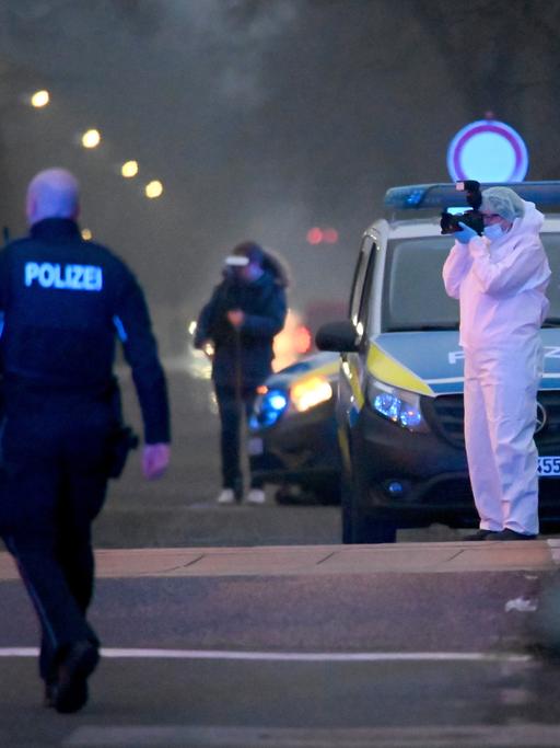 Einsatzkräfte der Polizei und Spurensicherung sind am Abend an einem Bahnübergang am Bahnhof Brokstedt im Einsatz.