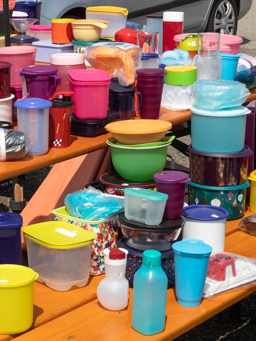 Eine Sammlung von Tupperwaren auf einem Flohmarkt.