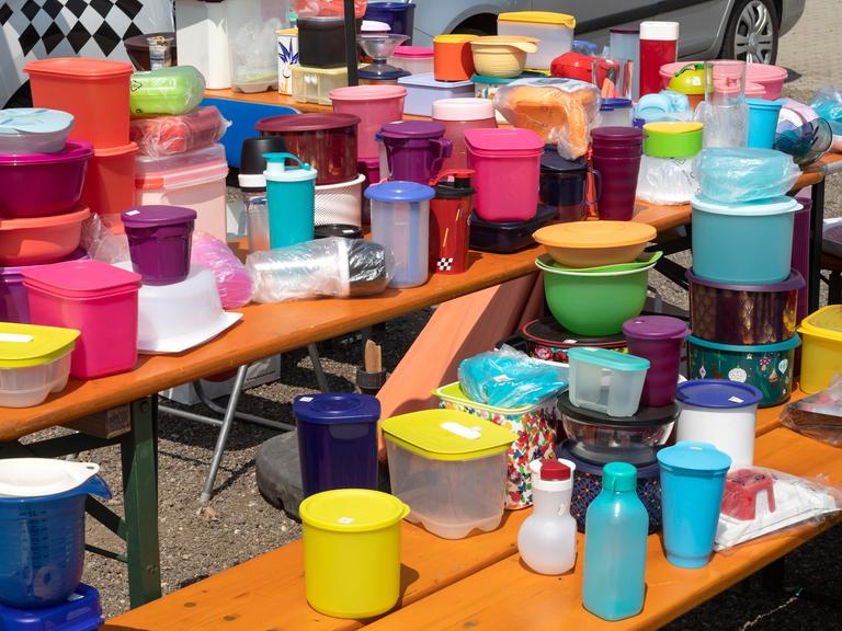Eine Sammlung von Tupperwaren auf einem Flohmarkt.