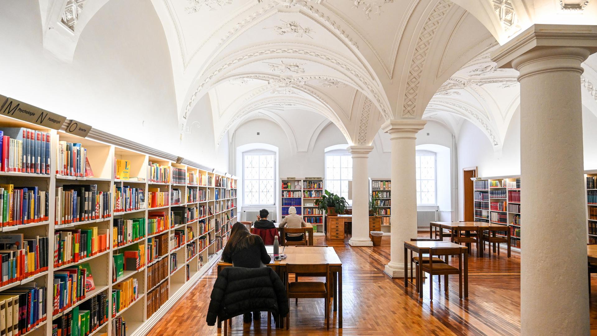 Schüler lernen in der Bibliothek des Kollegs St. Blasien am 3. Februar 2022 in St. Blasien.