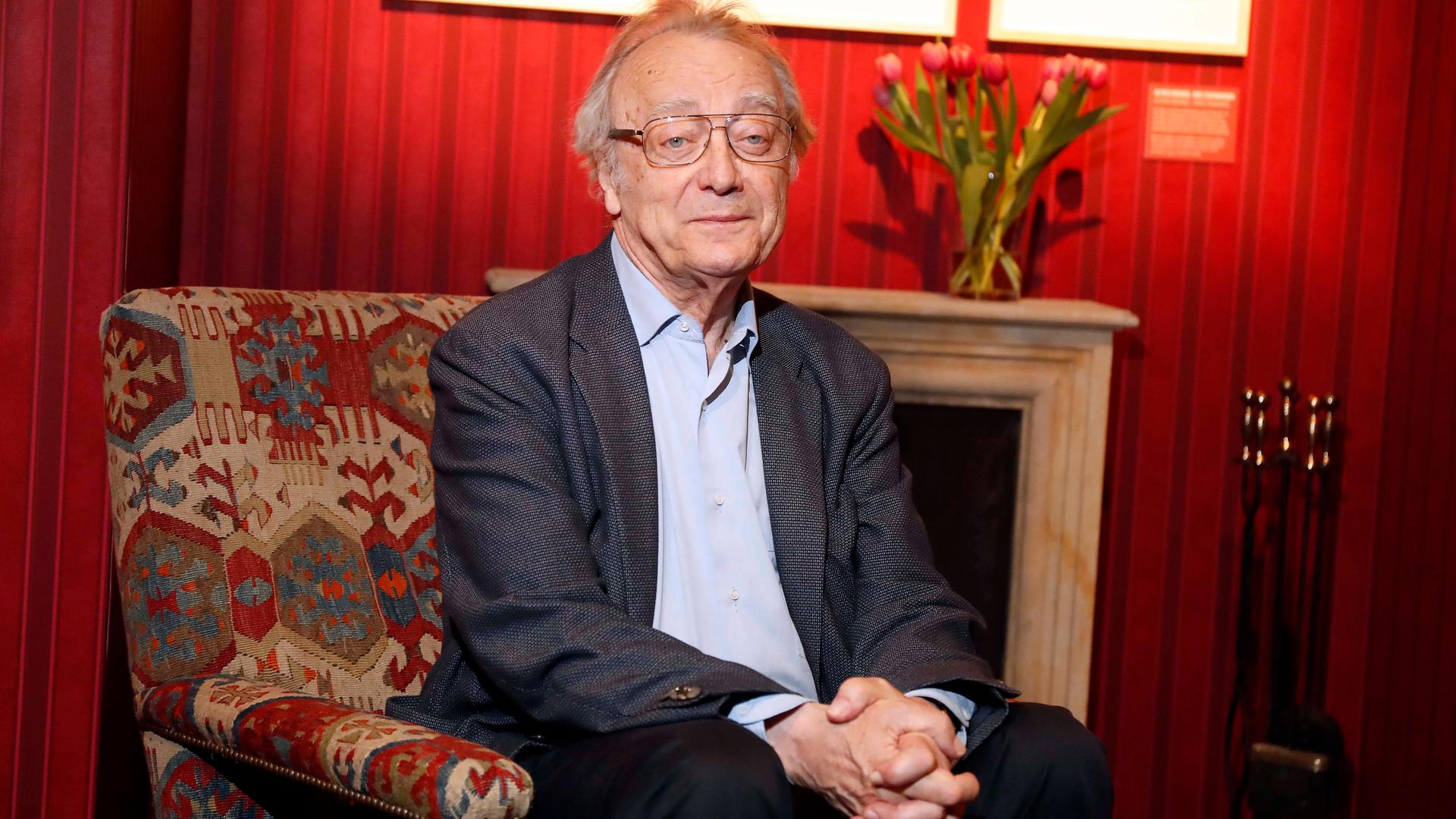 Der österreichische Pianist Alfred Brendel sitzt im April 2017 im Konzerthaus Berlin in einem Sessel vor einem Kamin, auf dessen Sims steht ein Strauß Tulpen. Der österreichische Pianist Alfred Brendel sitzt im April 2017 im Konzerthaus Berlin in einem Sessel vor einem Kamin, auf dessen Sims steht ein Strauß Tulpen.