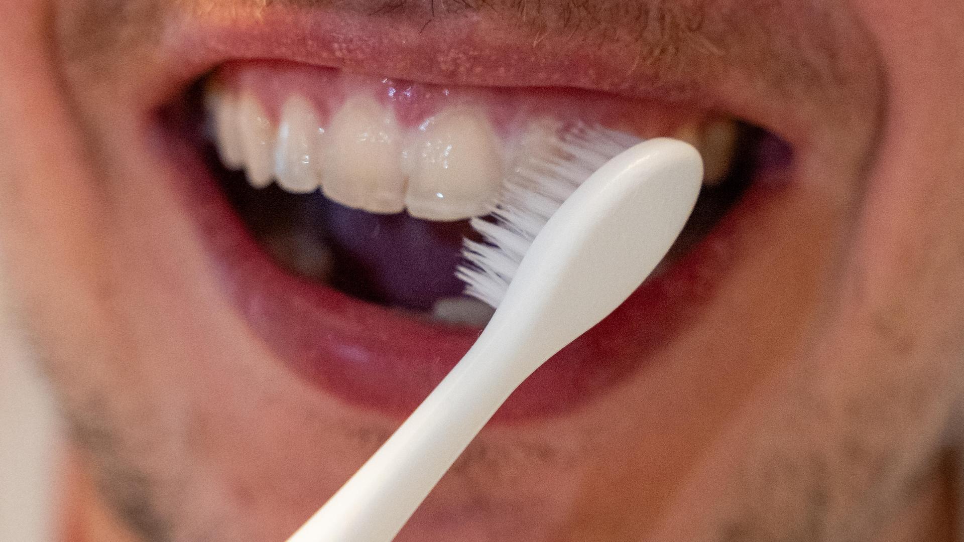 Ein Mund mit einer Zahnbürste Ein Mund mit einer Zahnbürste