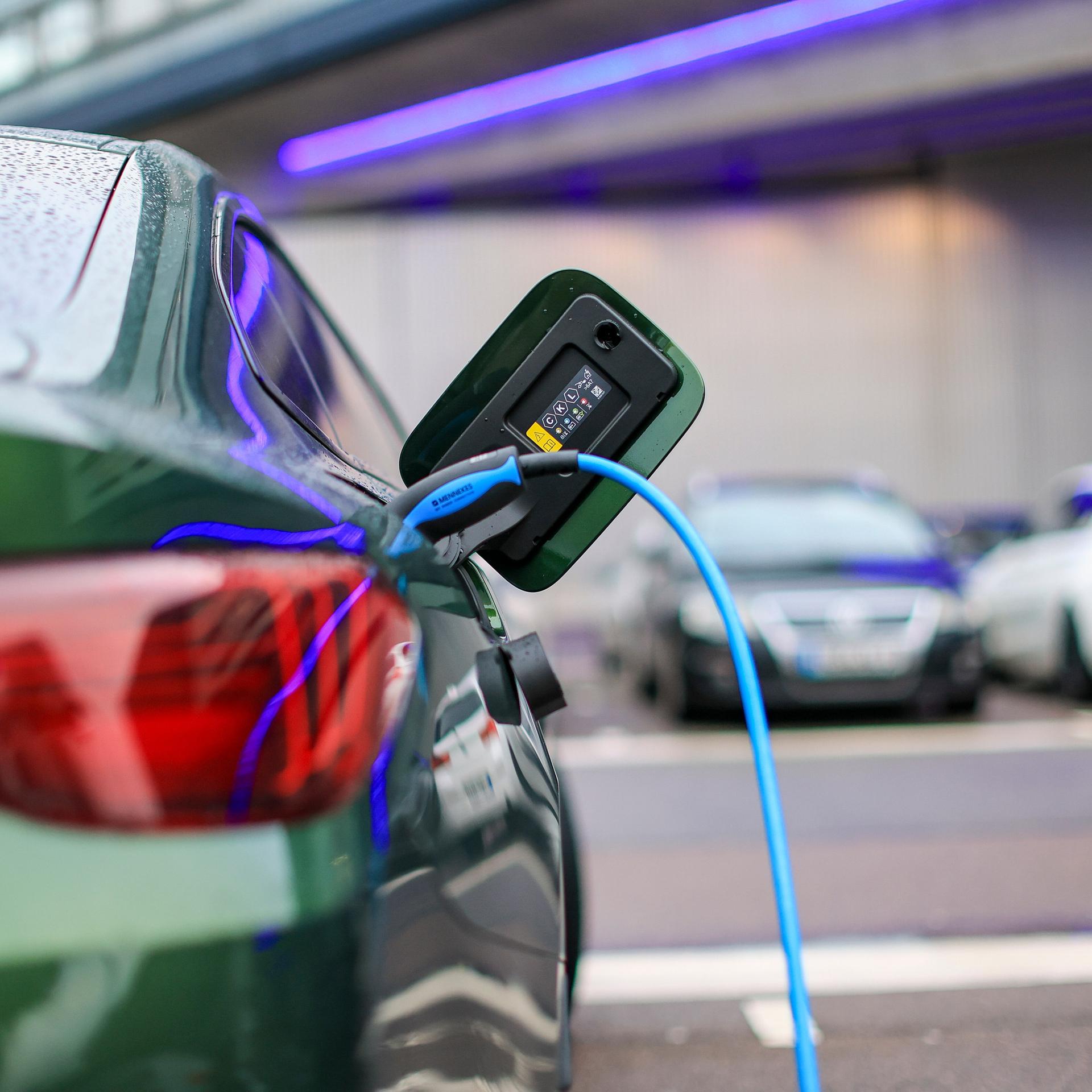 Ein Elektroauto lädt an einer Ladesäule.