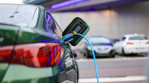 Ein Elektroauto lädt an einer Ladesäule.
