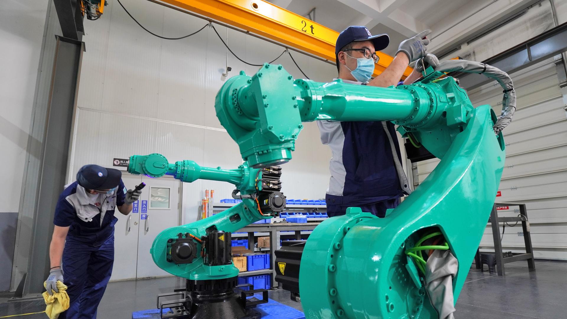 Ein Angestellter der Aidi Precision Machinery Co., LTD in Yantai, in Ostchina, arbeitet an der Fertigstellung eines Industrieroboters. 