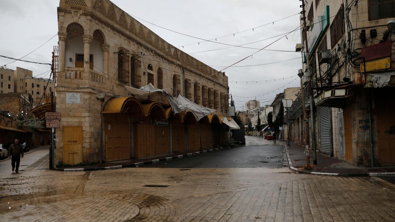 Zwei menschenleere Straßenzüge in Hebron im Westjordanland