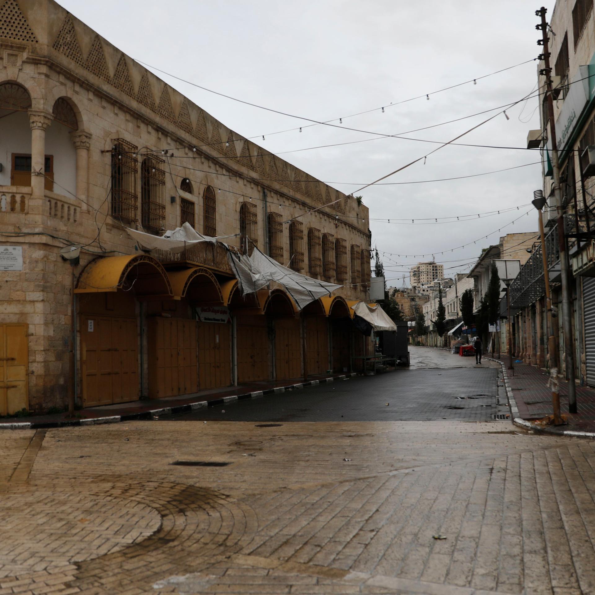 Zwei menschenleere Straßenzüge in Hebron im Westjordanland