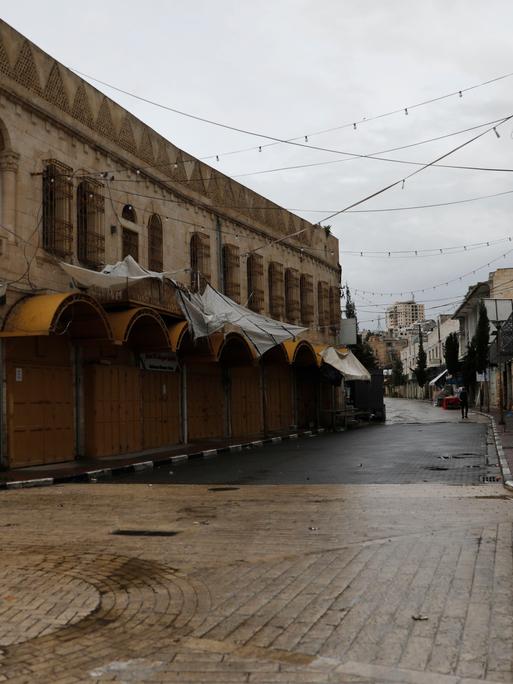 Zwei menschenleere Straßenzüge in Hebron im Westjordanland Zwei menschenleere Straßenzüge in Hebron im Westjordanland