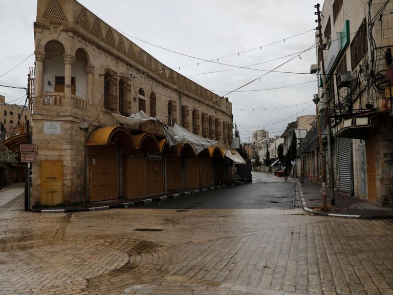 Zwei menschenleere Straßenzüge in Hebron im Westjordanland Zwei menschenleere Straßenzüge in Hebron im Westjordanland