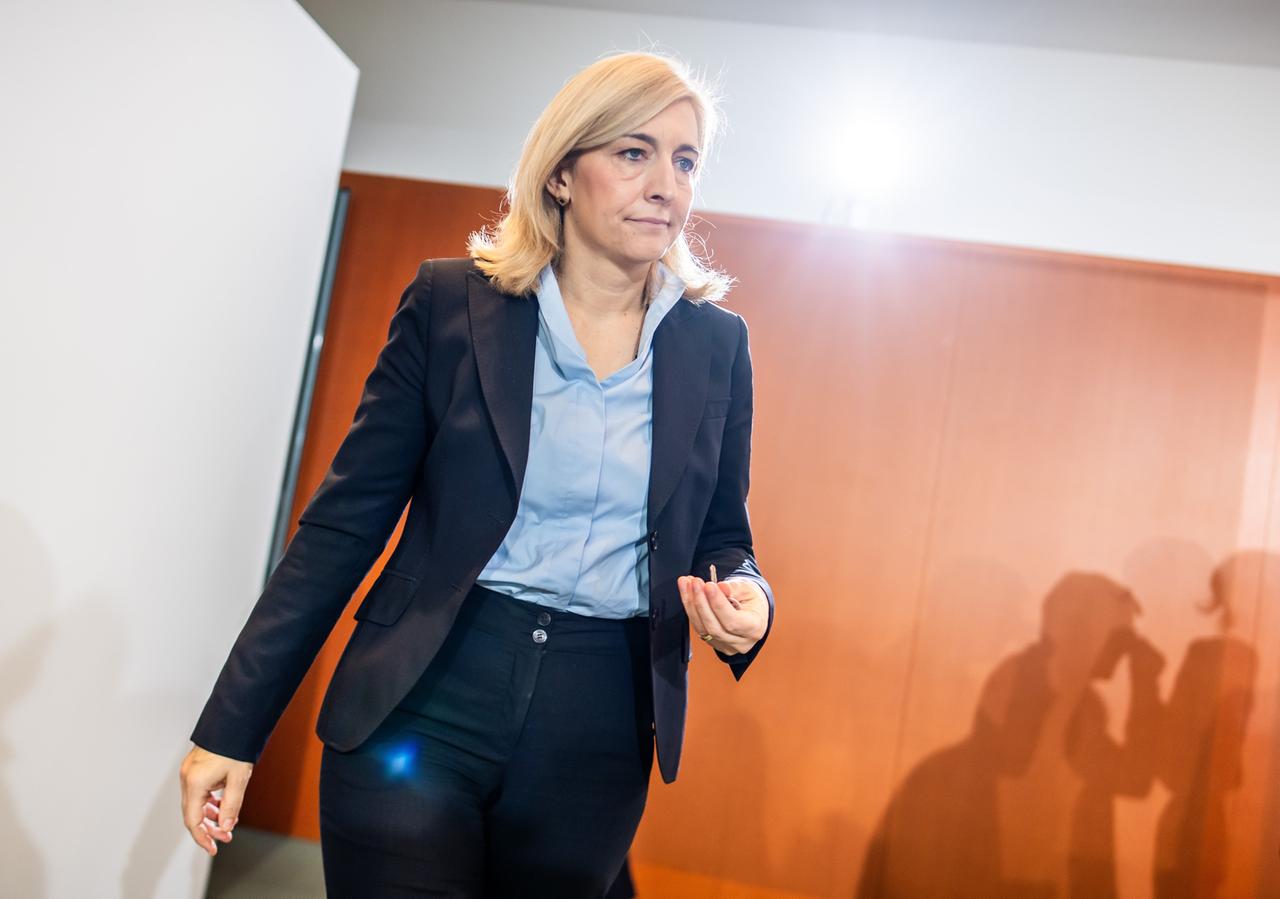 Nina Warken (CDU), Bundesministerin für Gesundheit, kommt zu Beginn der Sitzung des Bundeskabinetts im Bundeskanzleramt.