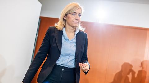 Nina Warken (CDU), Bundesministerin für Gesundheit, kommt zu Beginn der Sitzung des Bundeskabinetts im Bundeskanzleramt.