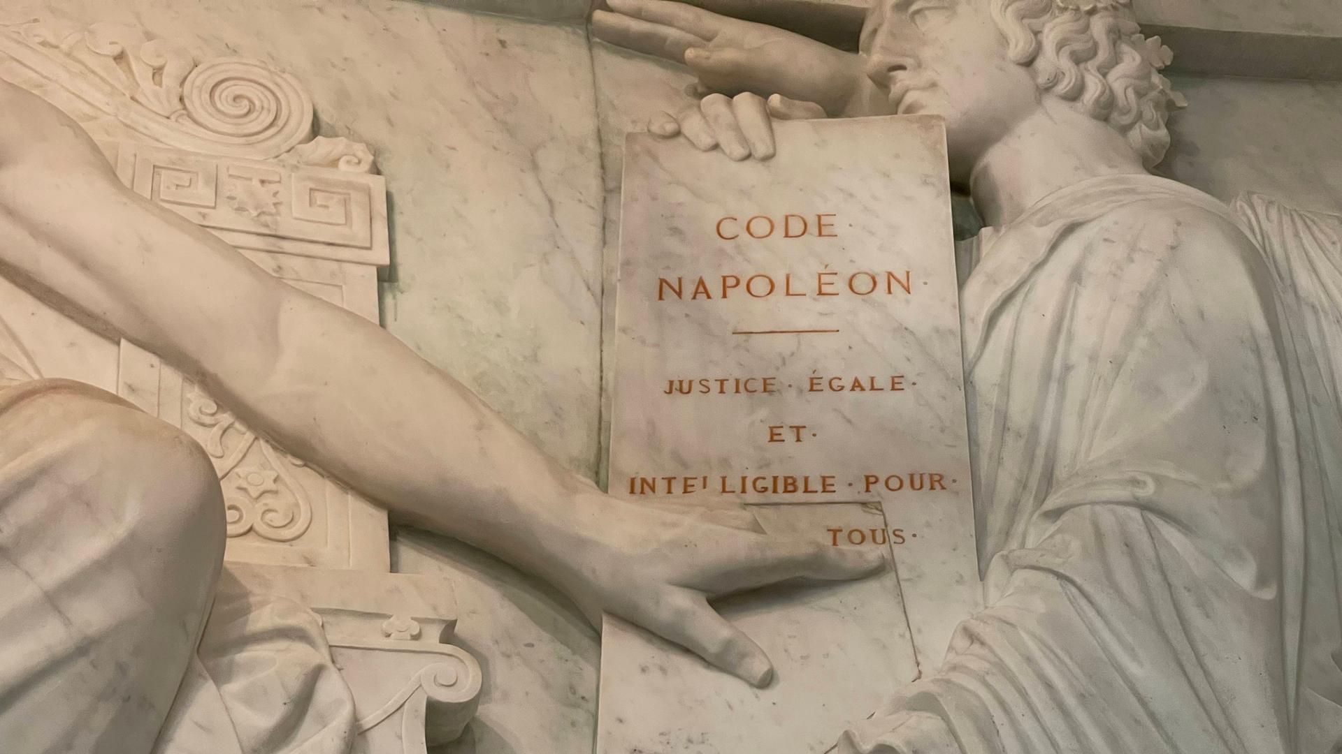 Im Invalidendom in Paris (Frankreich) wird am Grab Napoleons I. an den Code Napoleon oder Code Civil erinnert.