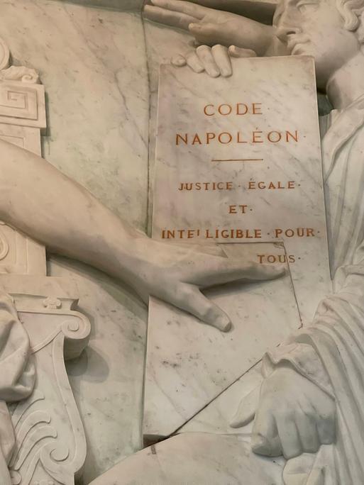 Im Invalidendom in Paris (Frankreich) wird am Grab Napoleons I. an den Code Napoleon oder Code Civil erinnert.