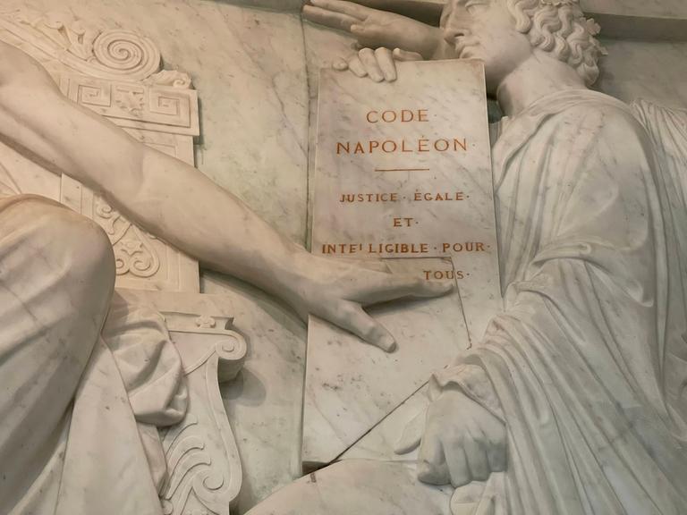 Im Invalidendom in Paris (Frankreich) wird am Grab Napoleons I. an den Code Napoleon oder Code Civil erinnert.