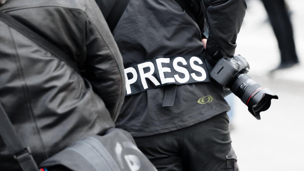 Ein Fotoreporter trägt auf einer Demonstration einen Aufnäher mit dem Text «PRESS» auf seiner Jacke.