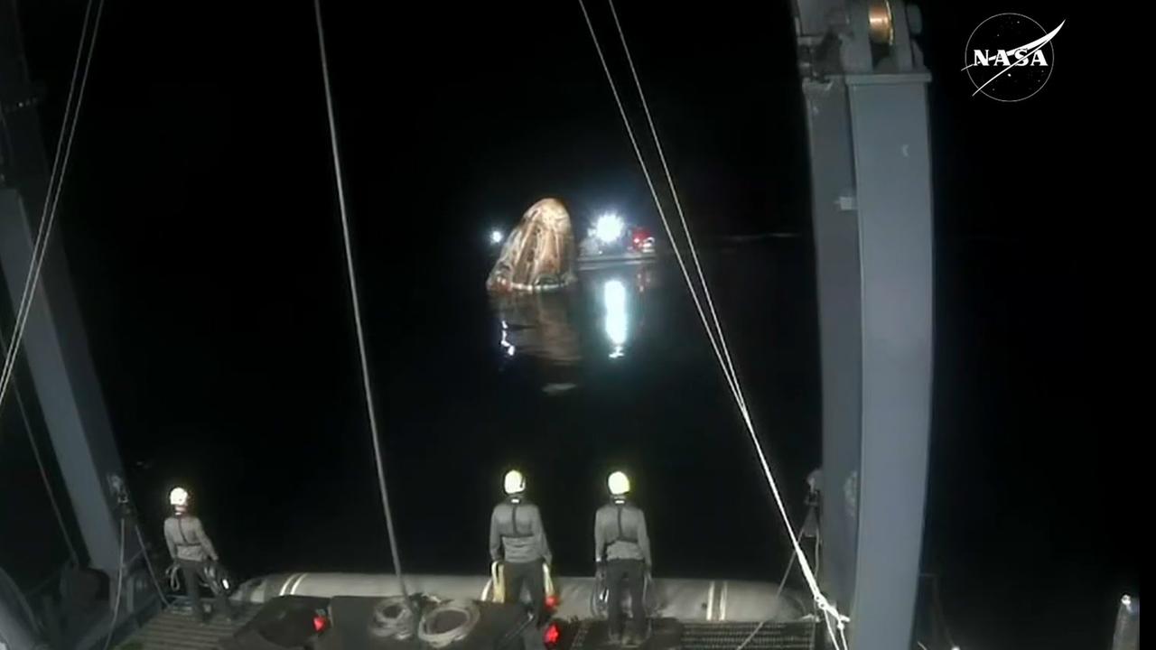 Das Videostandbild aus dem Livestream der US-Raumfahrtbehörde Nasa zeigt die Kapsel der sogenannten "Crew 8" bei der Landung nach mehr als 30 Stunden Flug im Meer vor dem US-Bundesstaat Florida. 