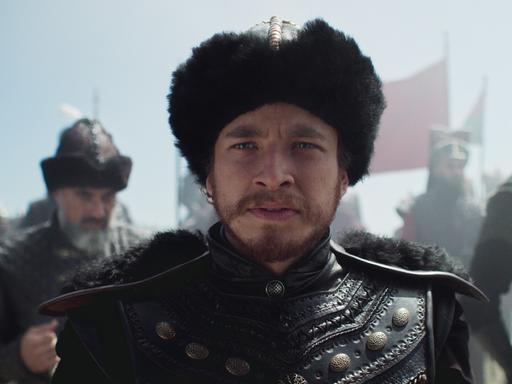 Eine Filmszene, die den Schauspieler Cem Yiğit Üzümoğlu in einer historischen Serie zeigt.
