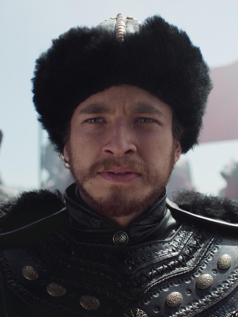 Eine Filmszene, die den Schauspieler Cem Yiğit Üzümoğlu in einer historischen Serie zeigt.