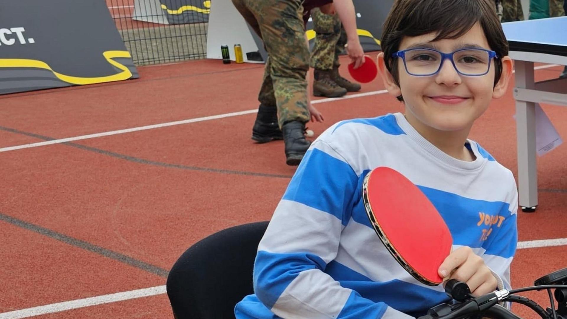 Metin spielt Tischtennis im Rollstuhl