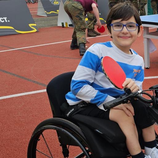 Metin spielt Tischtennis im Rollstuhl