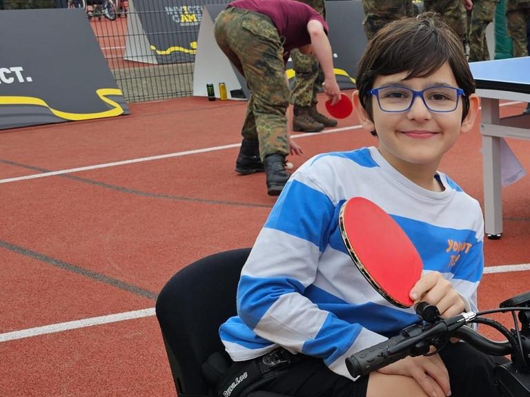 Metin spielt Tischtennis im Rollstuhl