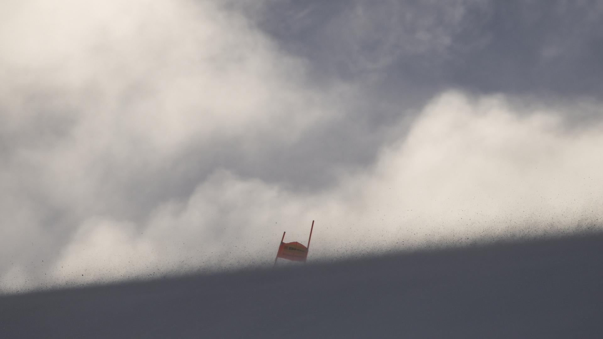 Eine Windböe erfasst eine Streckenmarkierung am Matterhorn. Eine Windböe erfasst eine Streckenmarkierung am Matterhorn.