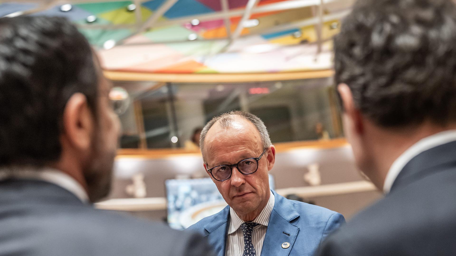 Bundeskanzler Friedrich Merz (CDU) kommt zum EU-Gipfel, dem Treffen der Staats- und Regierungschefs der Europäischen Union und spricht mit Gipfelteilnehmern. Bundeskanzler Friedrich Merz (CDU) kommt zum EU-Gipfel, dem Treffen der Staats- und Regierungschefs der Europäischen Union und spricht mit Gipfelteilnehmern.