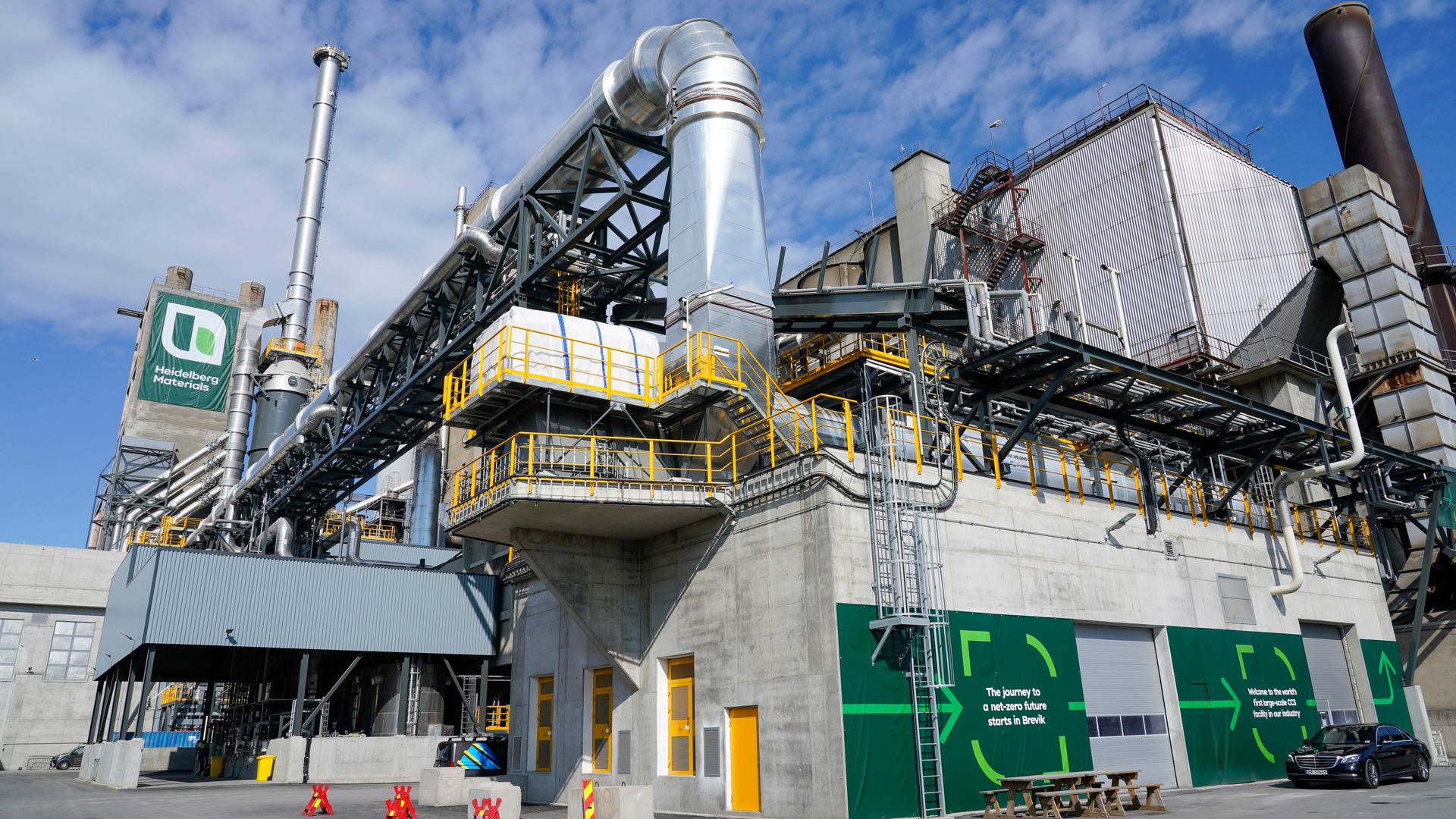 Brevik: Die neue CO2-Abscheidungsanlage des Baustoffkonzerns Heidelberg Materials, die weltweit erste Anlage, die CO2 in vollem Umfang aus einer Zementfabrik abscheidet. Brevik: Die neue CO2-Abscheidungsanlage des Baustoffkonzerns Heidelberg Materials, die weltweit erste Anlage, die CO2 in vollem Umfang aus einer Zementfabrik abscheidet.