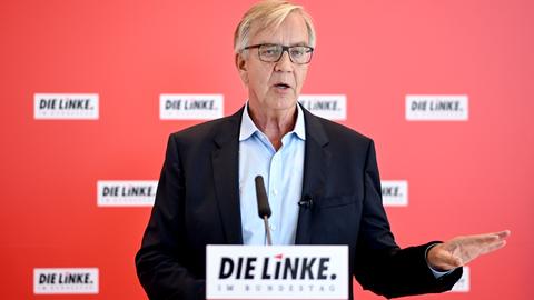 Dietmar Bartsch, Fraktionsvorsitzender der Partei Die Linke gibt ein Statement.