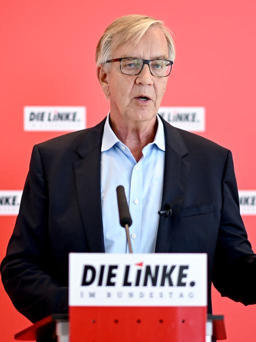 Dietmar Bartsch, Fraktionsvorsitzender der Partei Die Linke gibt ein Statement.