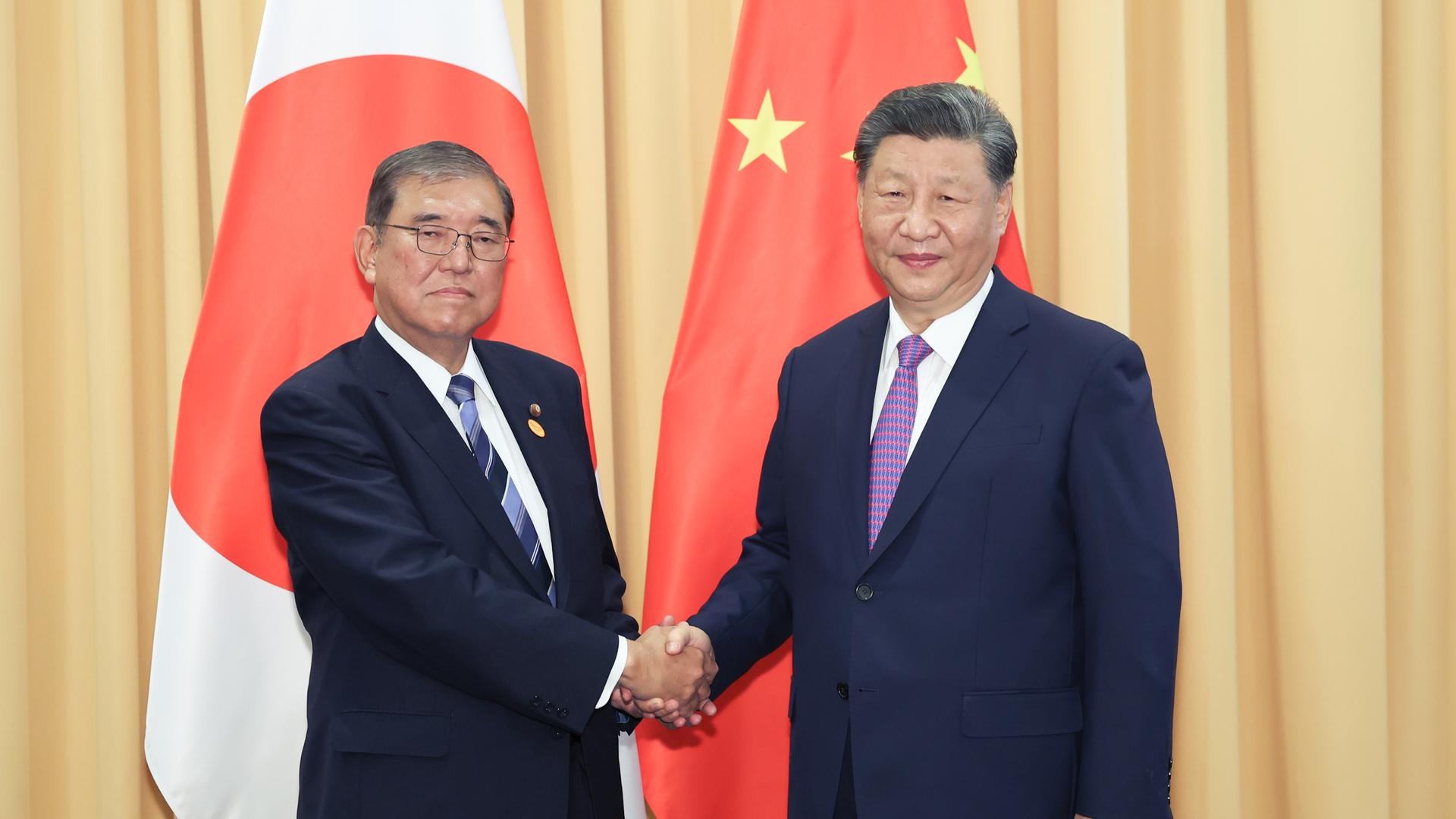 Der chinesische Präsident Xi Jinping (r) trifft sich mit dem japanischen Premierminister Shigeru Ishiba am Rande des Gipfels der Asiatisch-Pazifischen Wirtschaftsgemeinschaft.