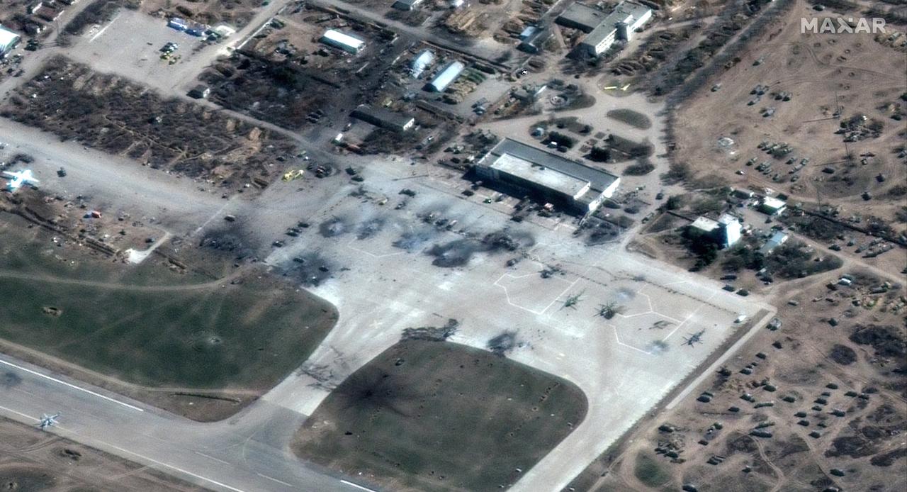 Luftaufnahme des Flughafens Tschornobajewka bei Cherson, Ukraine