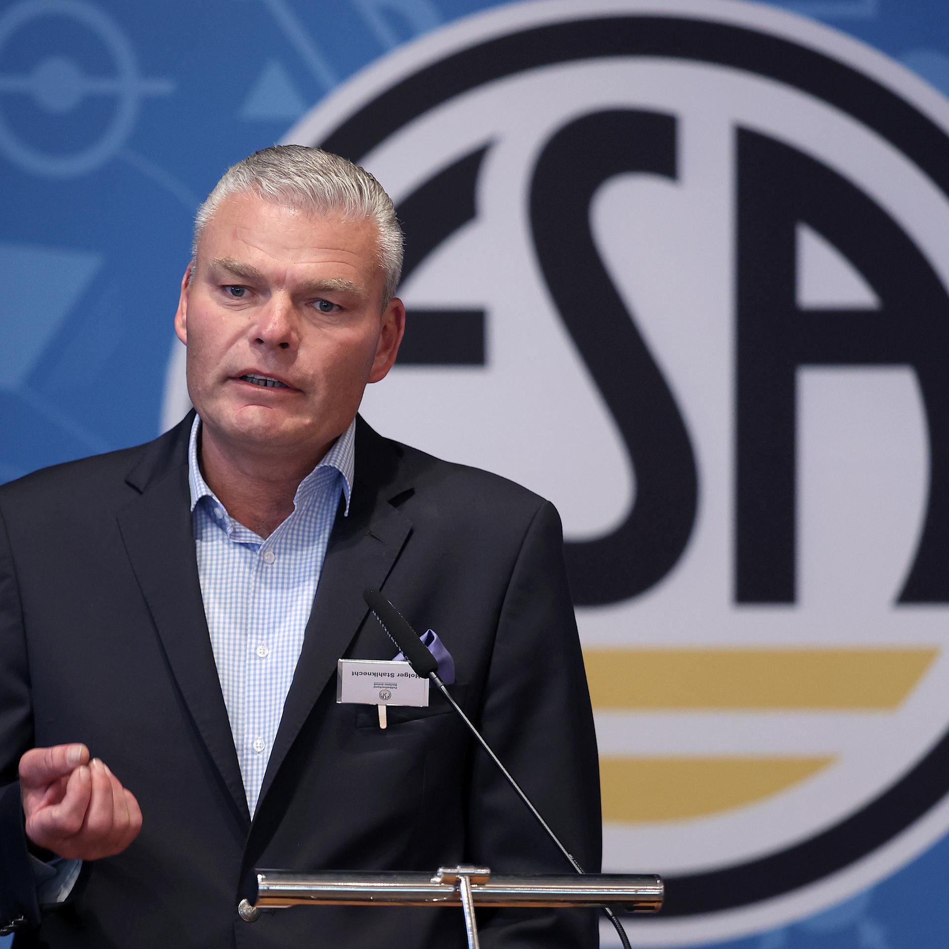 Holger Stahlknecht steht an einem Rednerpult und spricht. Hinter ihm ist das Wappen des Landesverbandes zu sehen.